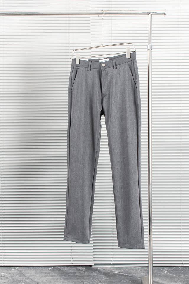 New# 汤姆布朗 Thom Browne24Ss春夏轻奢时尚定制休闲西裤 简洁干练的风格 精致卓越的品质男装 每款的设计点跟舒适度都能做到平衡 刚刚上线的这款